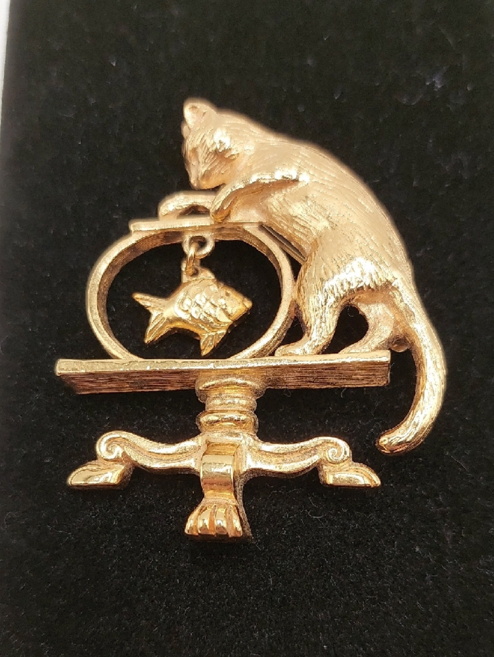 AVON Goldtone Cat With Fishbowl Vintage Brooch Pin